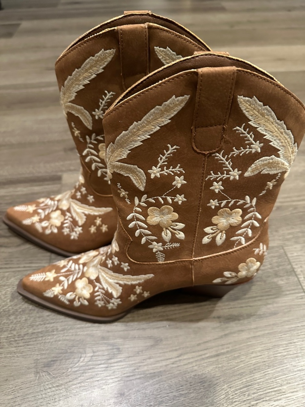 Oasis Society size 8  brown and cream floral  slip on ankle boots. Like new